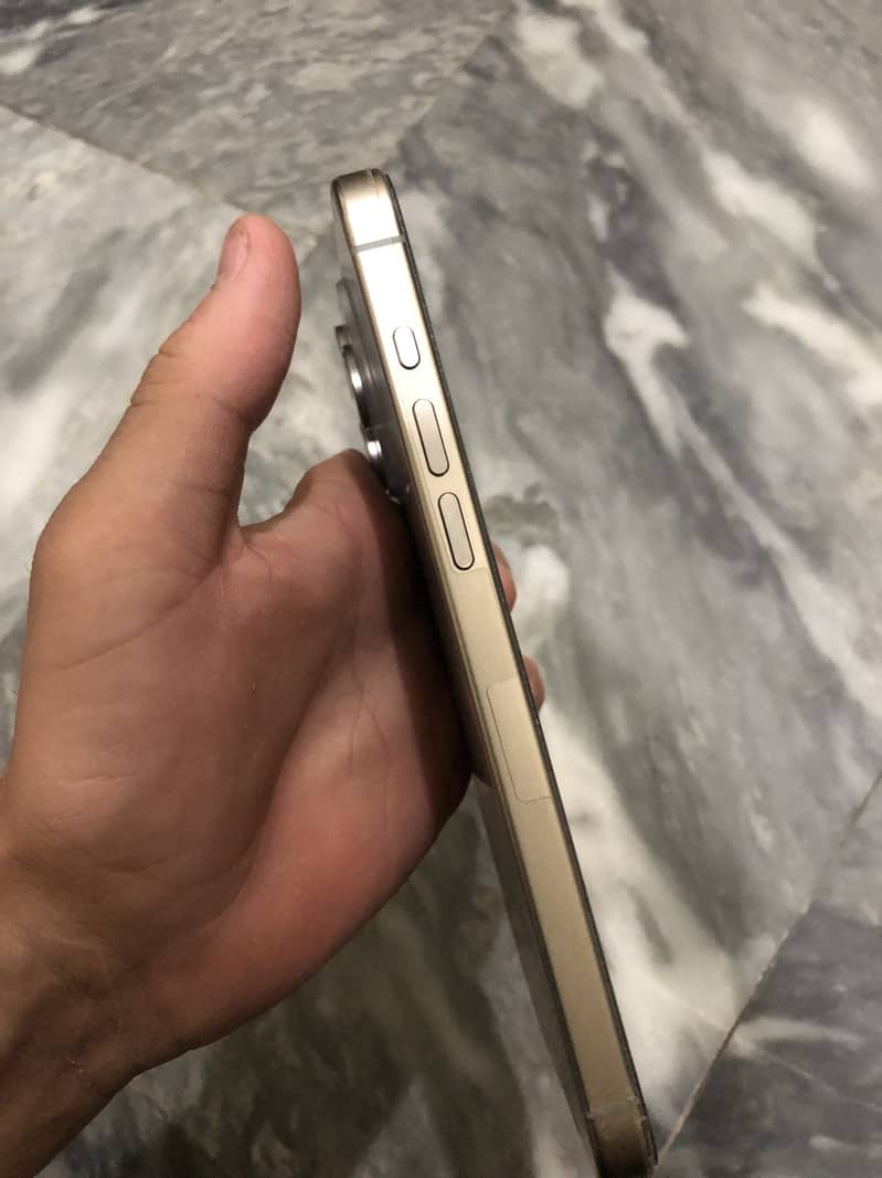 Apple iPhone 15 Pro Max 3