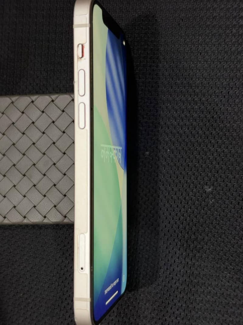 Apple iPhone 12 4