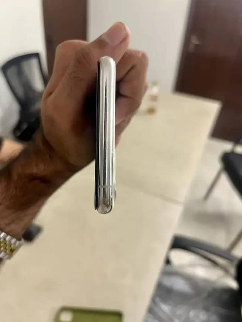 Apple iPhone 11 Pro Max 4