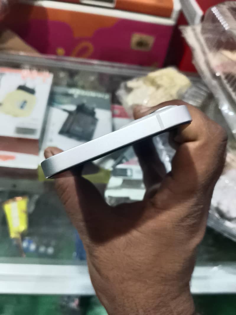 Apple iPhone 13 4