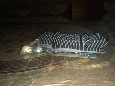 ASUS GT625 2GB DDR3 - silent (no fan HEAT STINK )