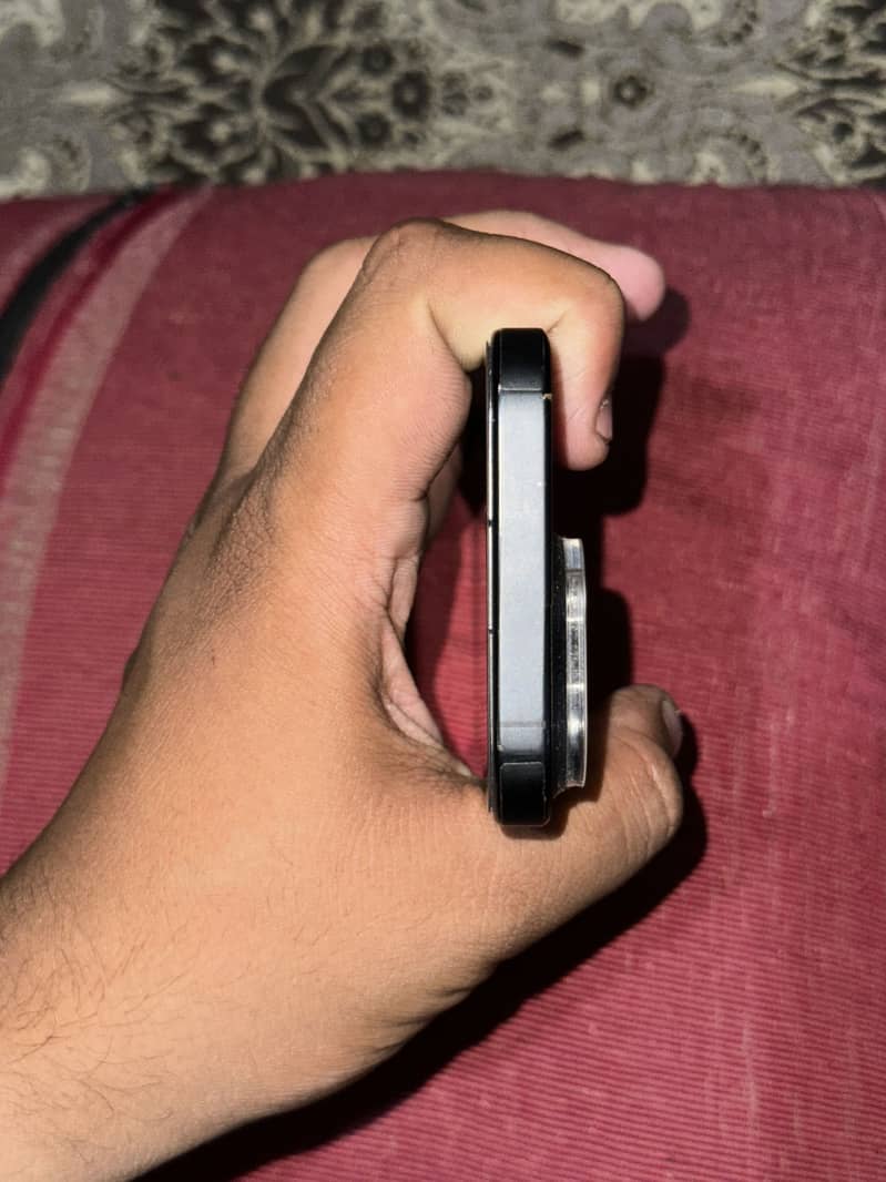 Apple iPhone 16 Pro 1