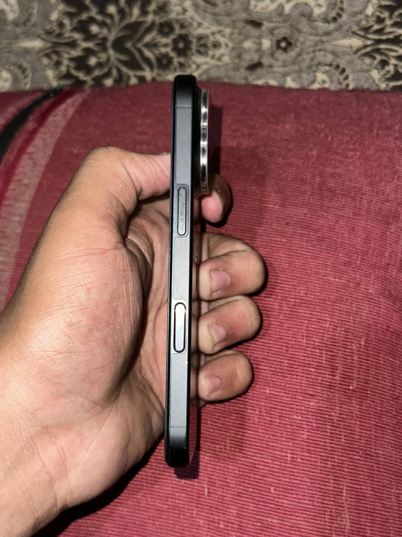 Apple iPhone 16 Pro 2