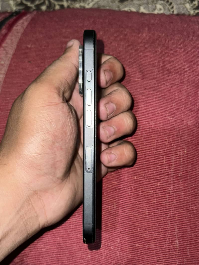 Apple iPhone 16 Pro 4