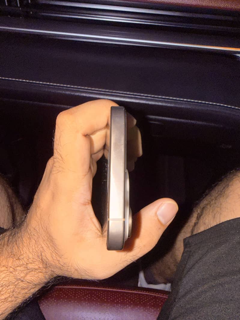 Apple iPhone 16 Pro Max 2