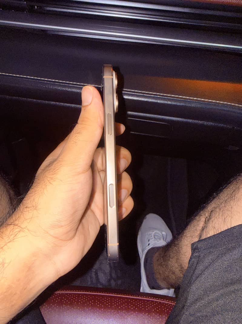 Apple iPhone 16 Pro Max 5