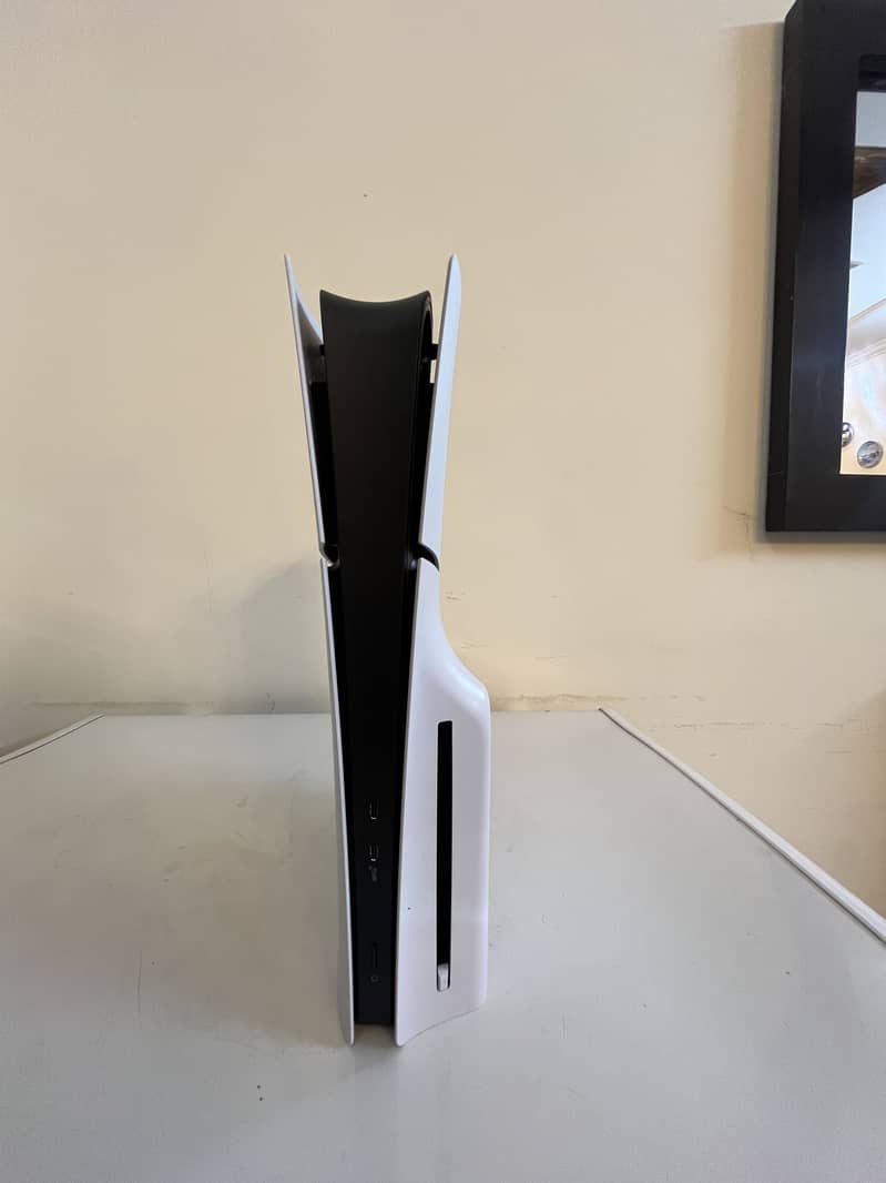 PS5 Slim Disc Edition — UK Model 1