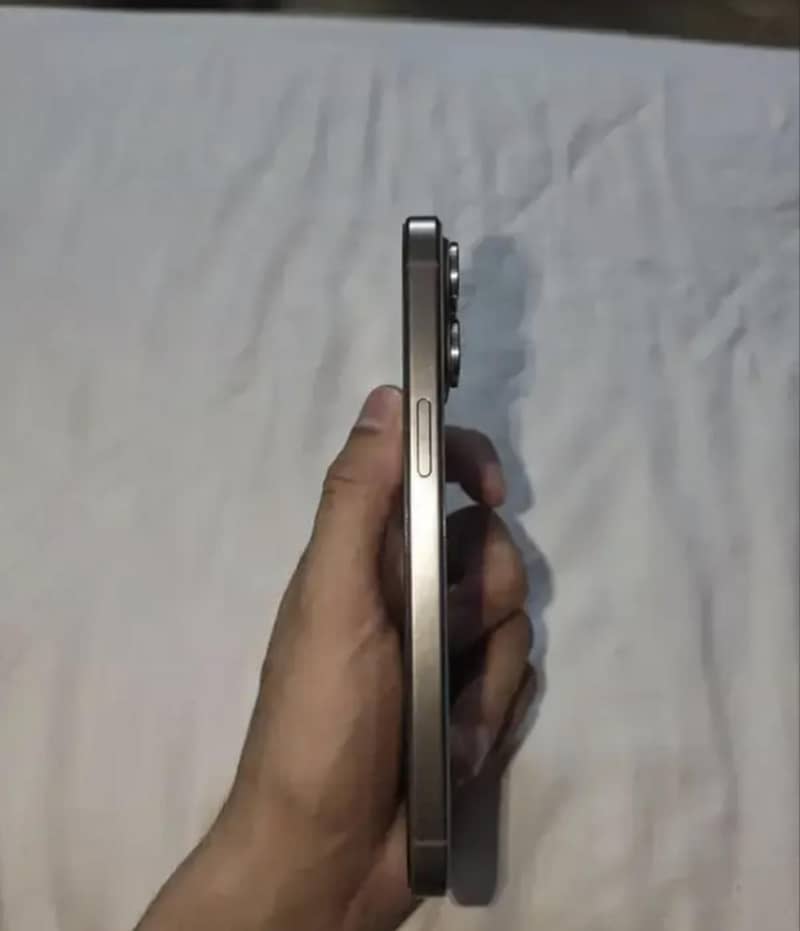 Apple iPhone 15 Pro Max 2