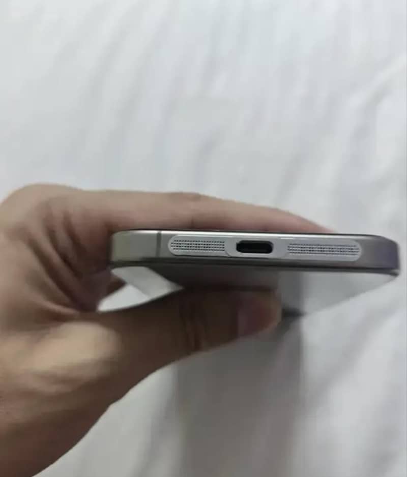 Apple iPhone 15 Pro Max 4