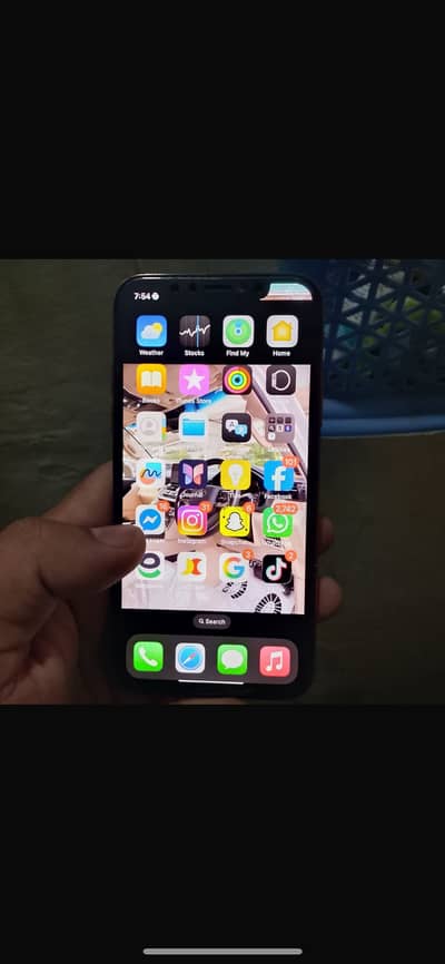 Apple iPhone XS gehrny ki waja sy Painl me line a gi hai