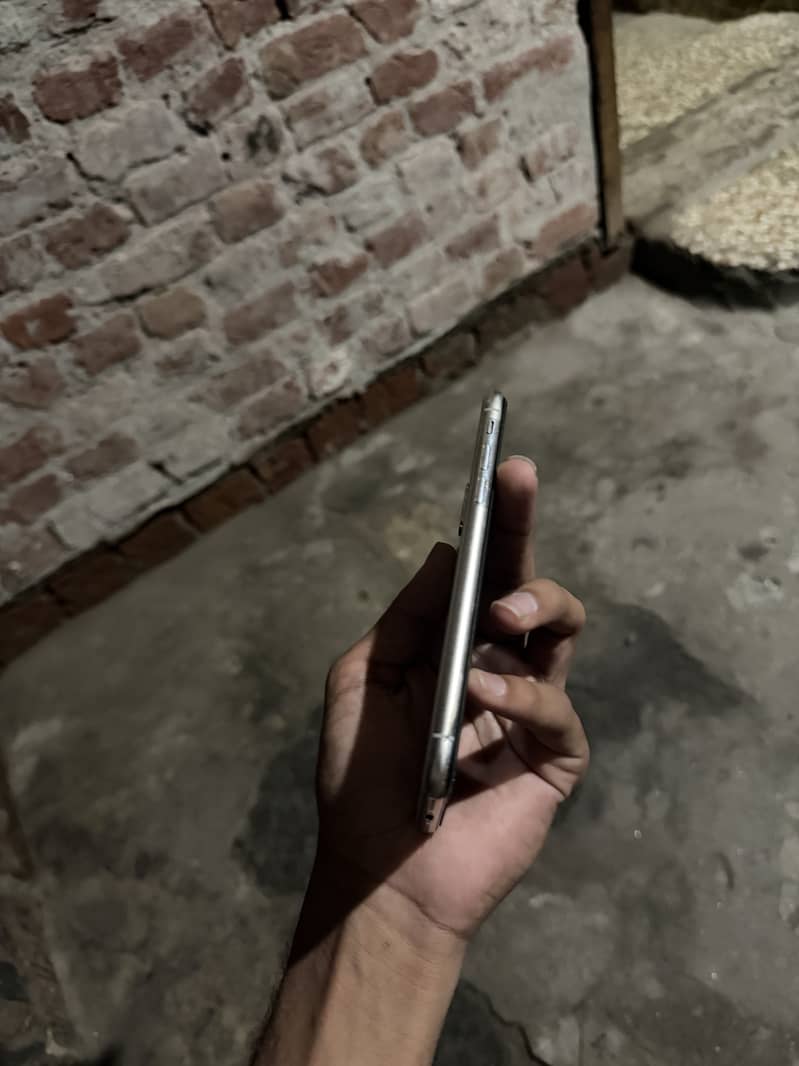 Apple iPhone X 4