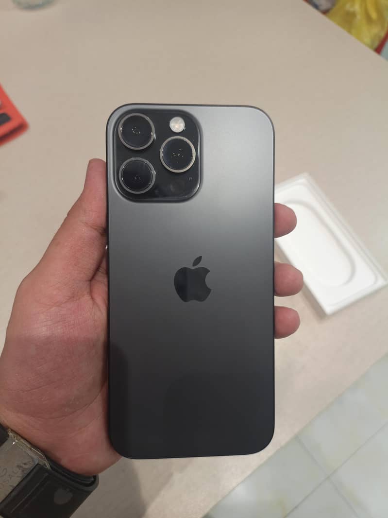 Apple iPhone 16 Pro Max 1