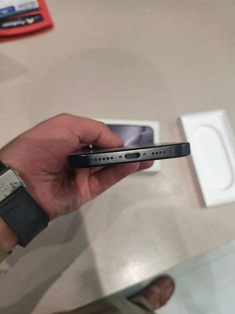Apple iPhone 16 Pro Max 4