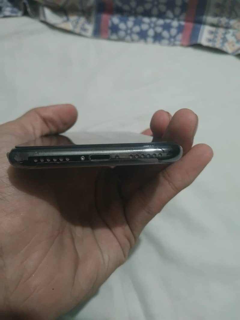 Apple iPhone X 4