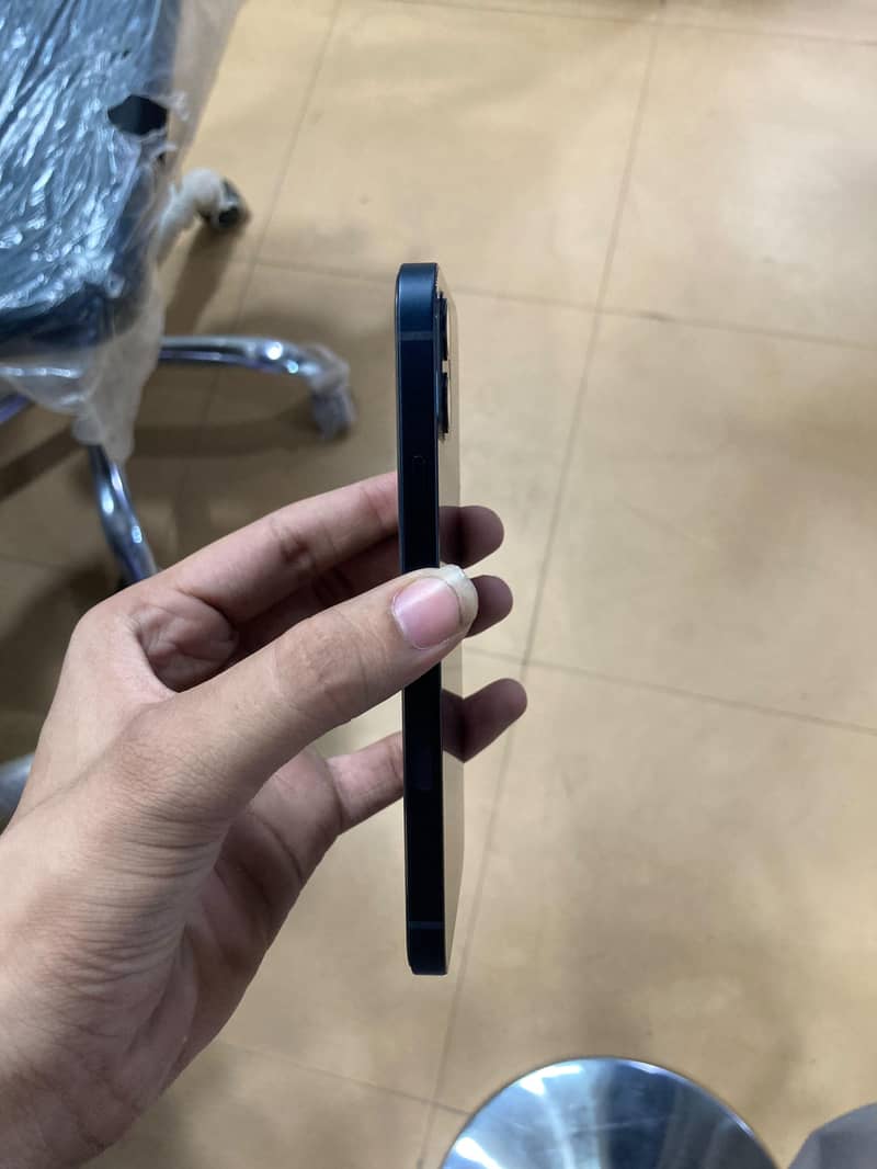 Apple iPhone 12 2