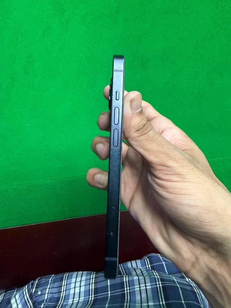 Apple iPhone 13 2