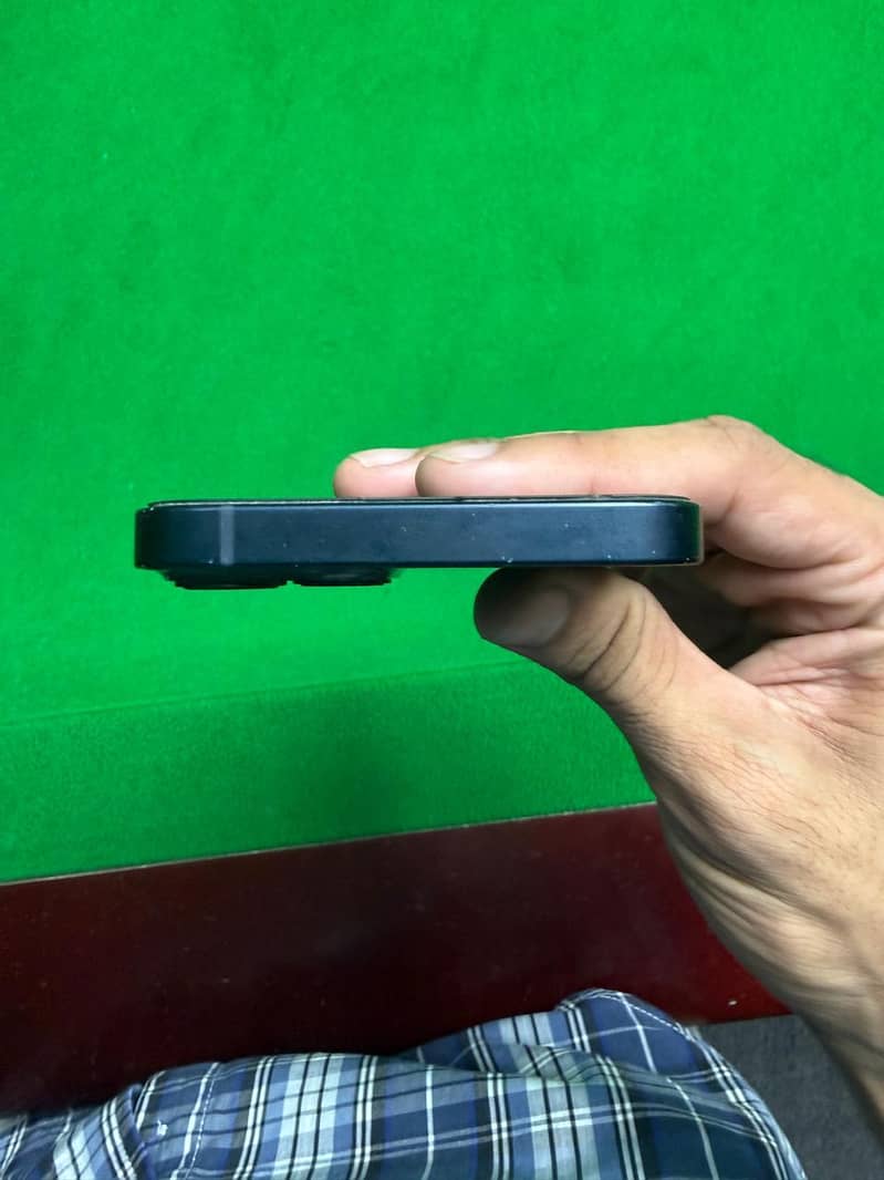 Apple iPhone 13 4
