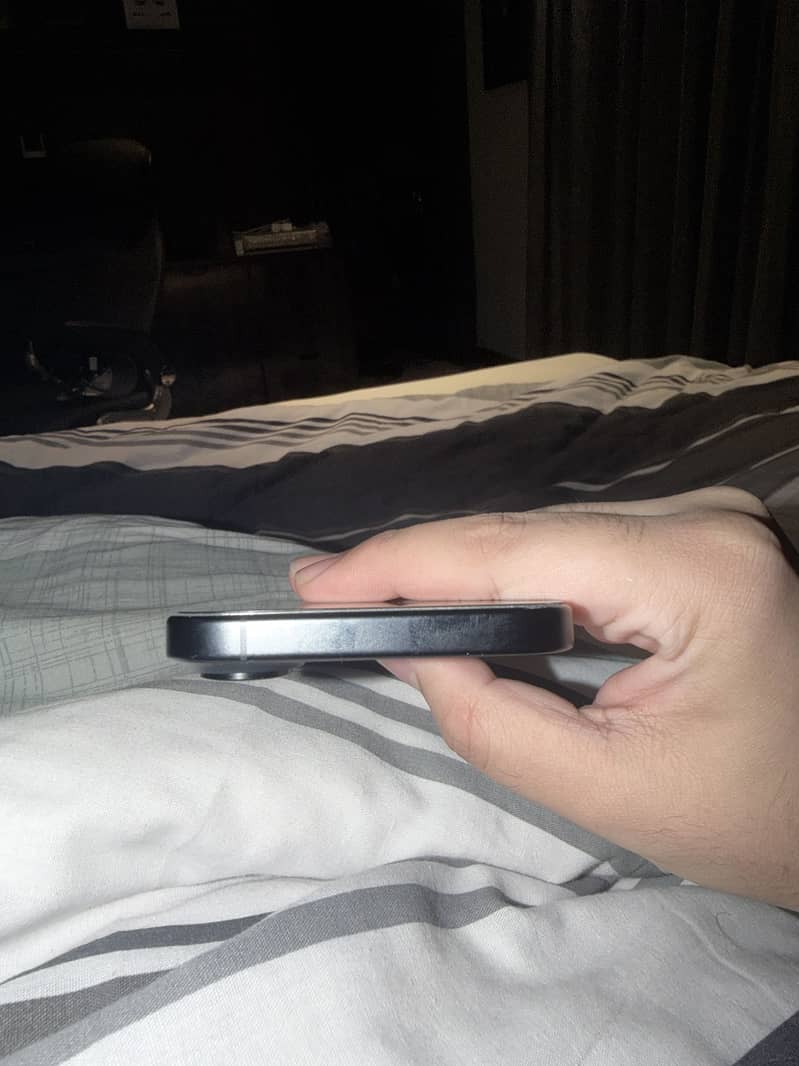 Apple iPhone 16 4