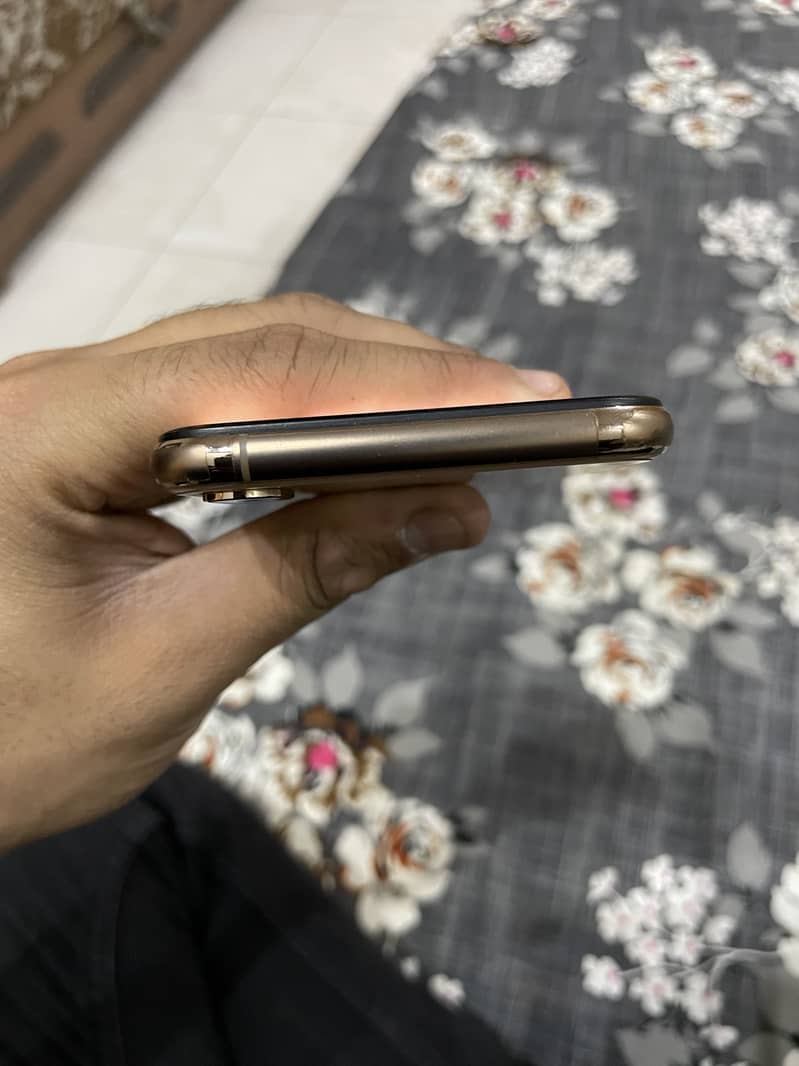 Apple iPhone XS 3