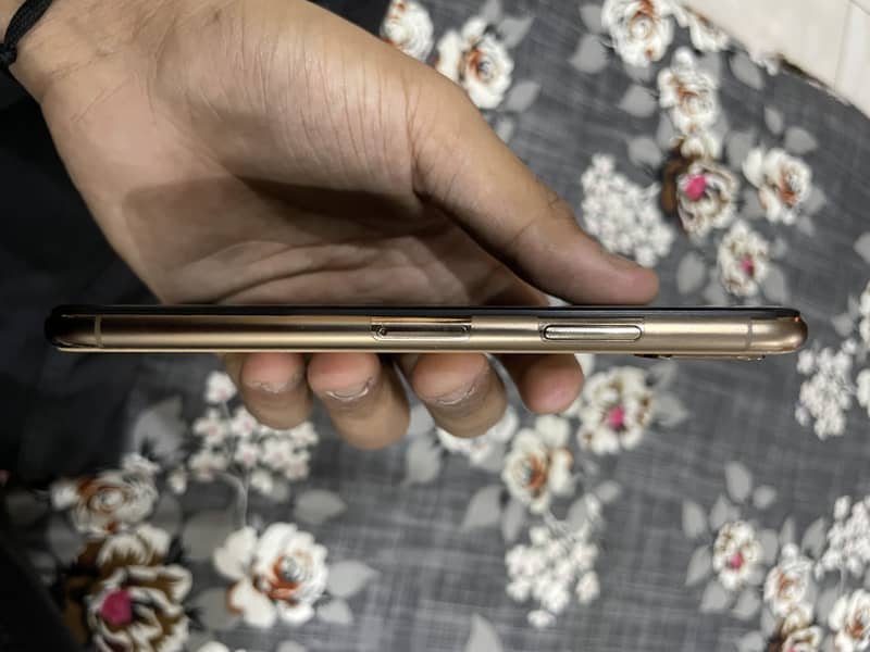 Apple iPhone XS 4