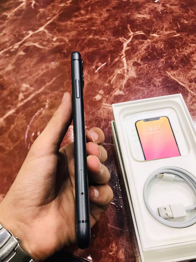Apple iPhone 11 4