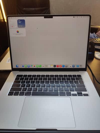 MacBook air m4 24/1tb 15 inches screen size
