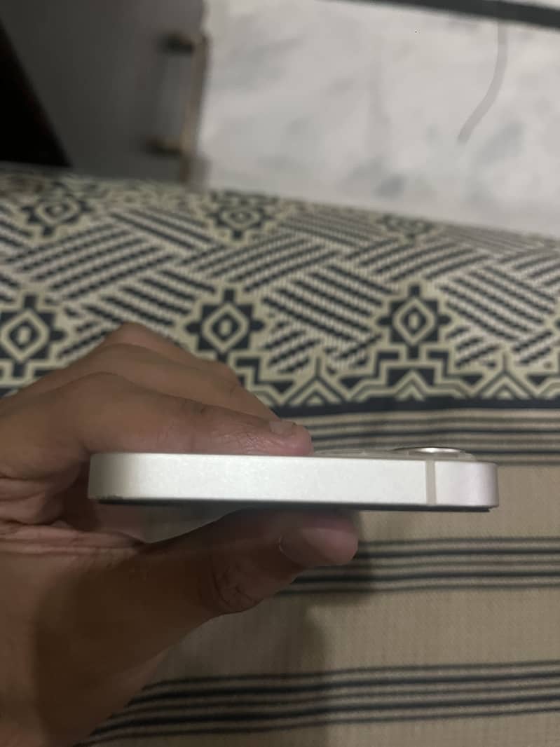 iPhone 13 4