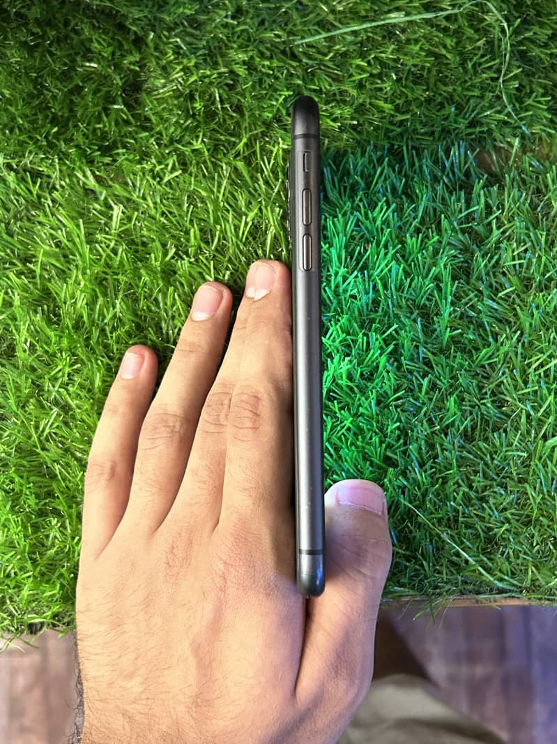 Apple iPhone 11 4