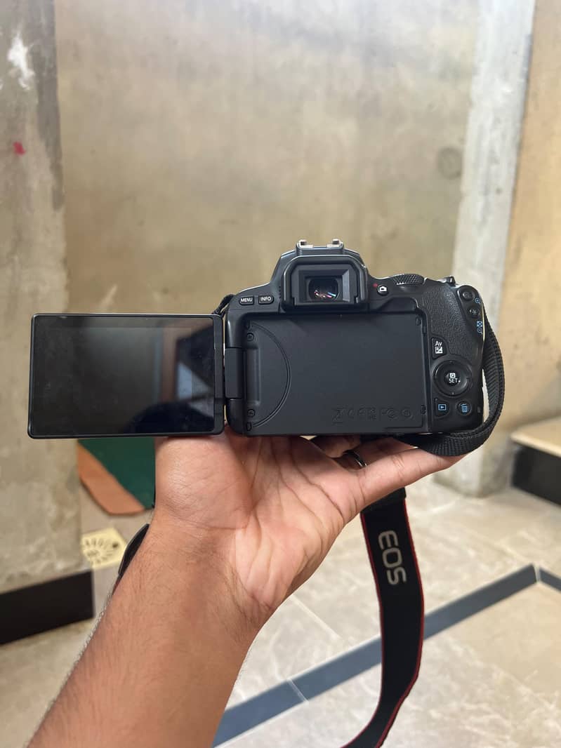 DSLR camera for sell. 3
