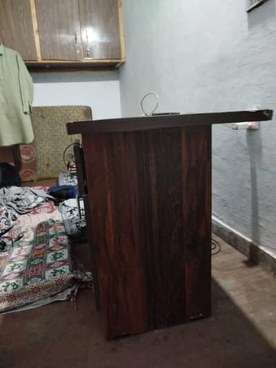 Table bilkul saf gakat ma ha 6 month phla bnwaya tha