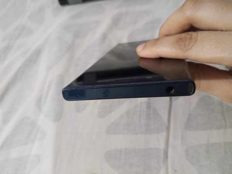 Sony Xperia sov34 7