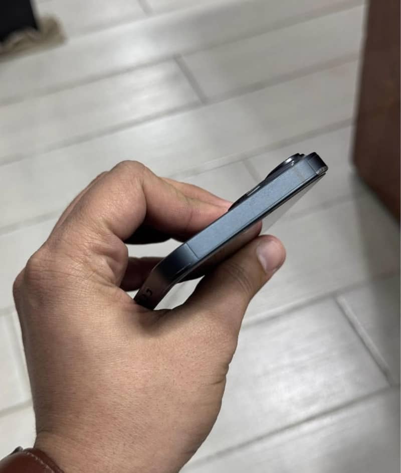 Apple iPhone 14 3