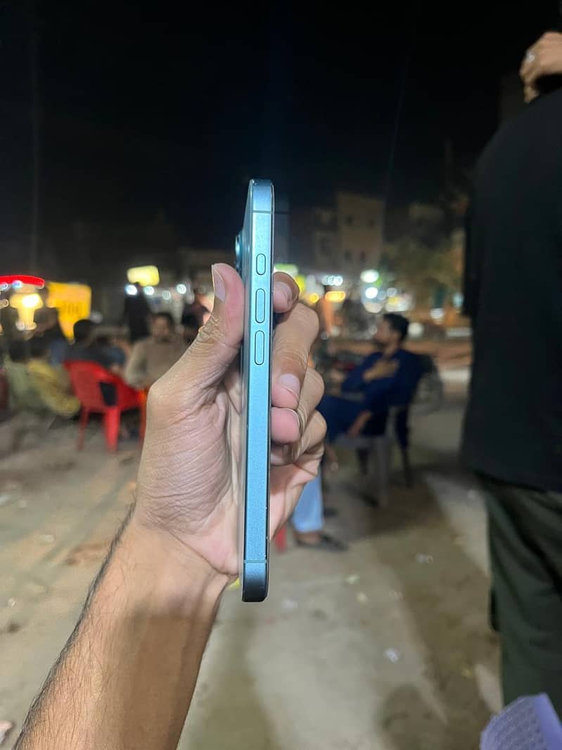Apple iPhone 16 5