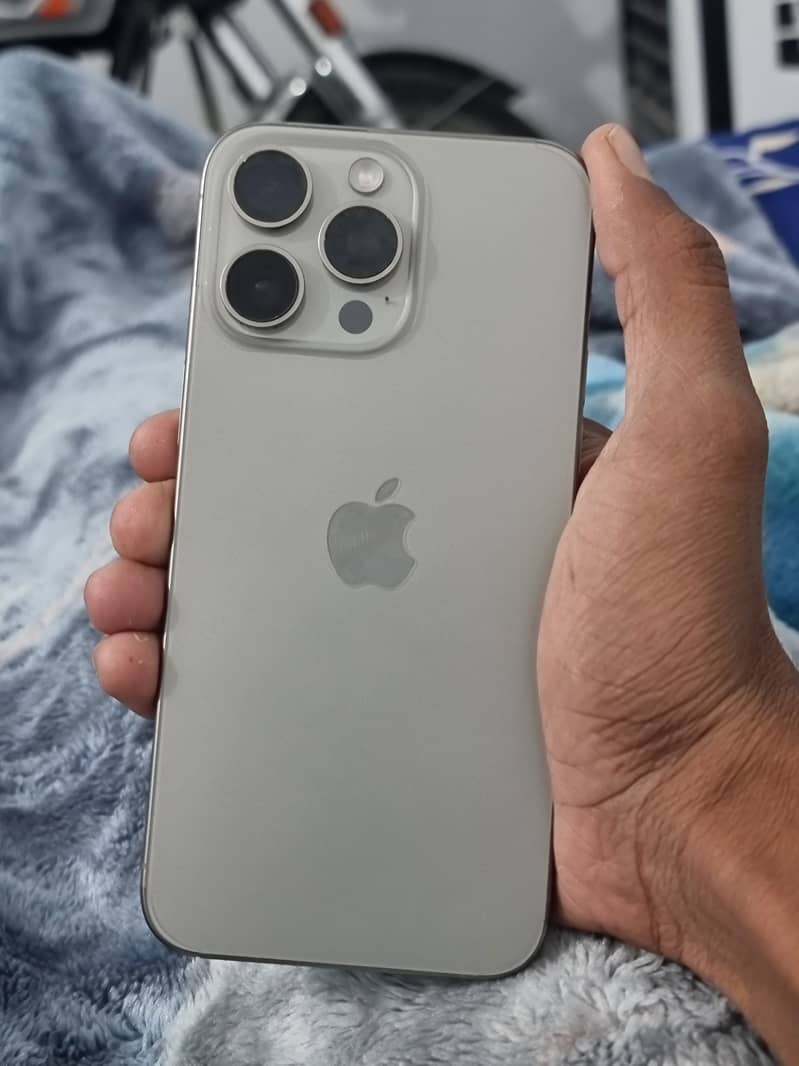 Apple iPhone 15 Pro Max 3
