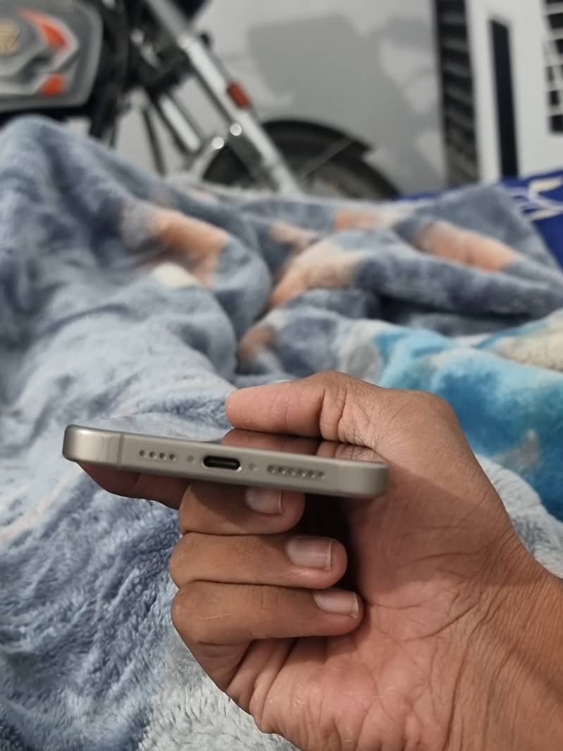 Apple iPhone 15 Pro Max 4