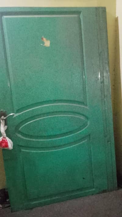 3darwaze hen or bhi Saman he jisko chahiye rabta krle