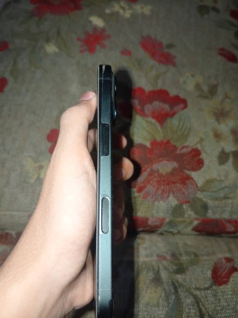 Apple iPhone 16 5