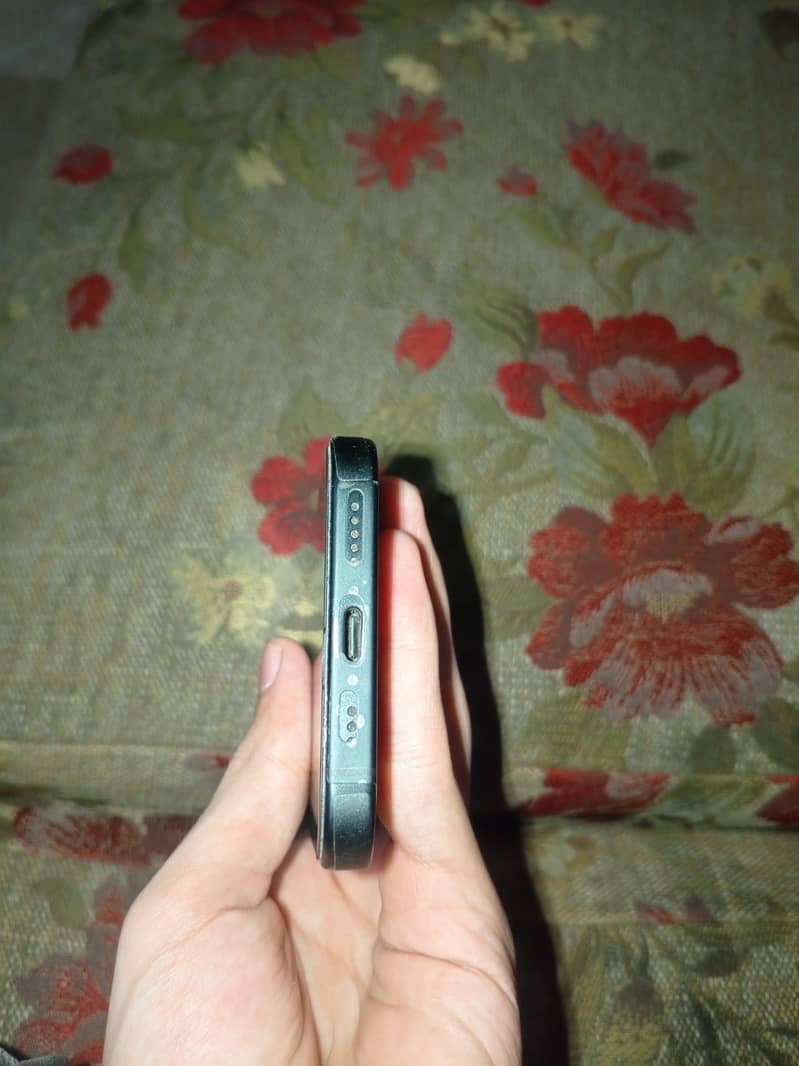 Apple iPhone 16 6