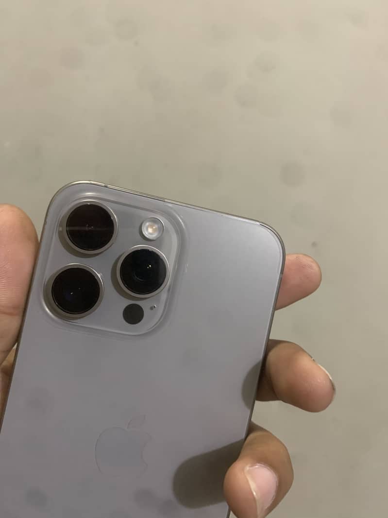 Apple iPhone 15 Pro Max 2