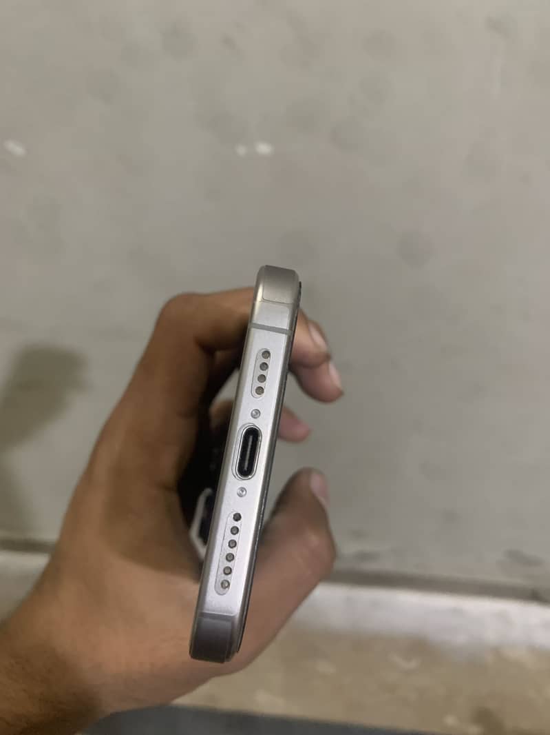 Apple iPhone 15 Pro Max 4