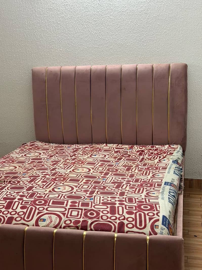 Queen size bed set 0