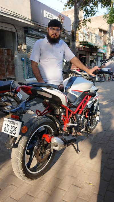 Benelli TNT150I bike