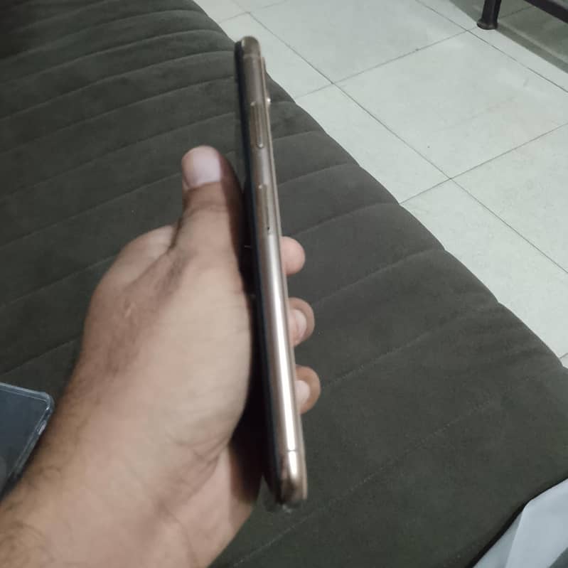 Apple iPhone XS Max 3