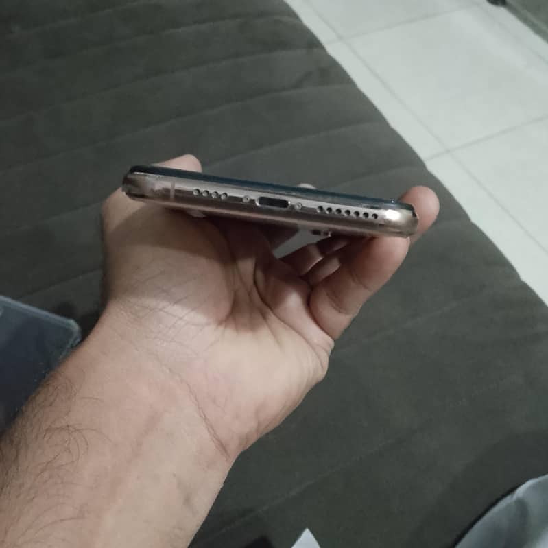 Apple iPhone XS Max 4