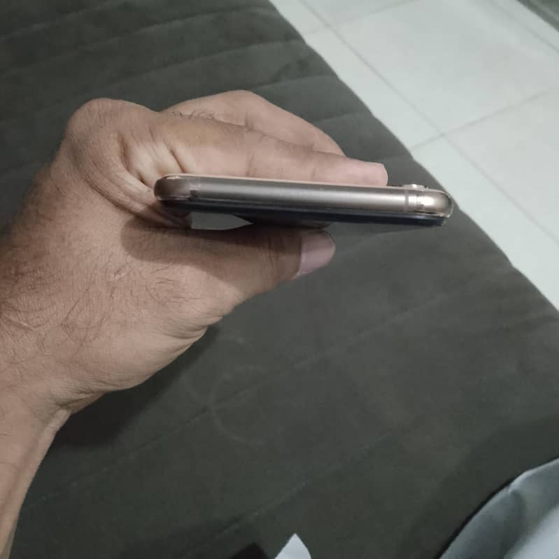 Apple iPhone XS Max 5
