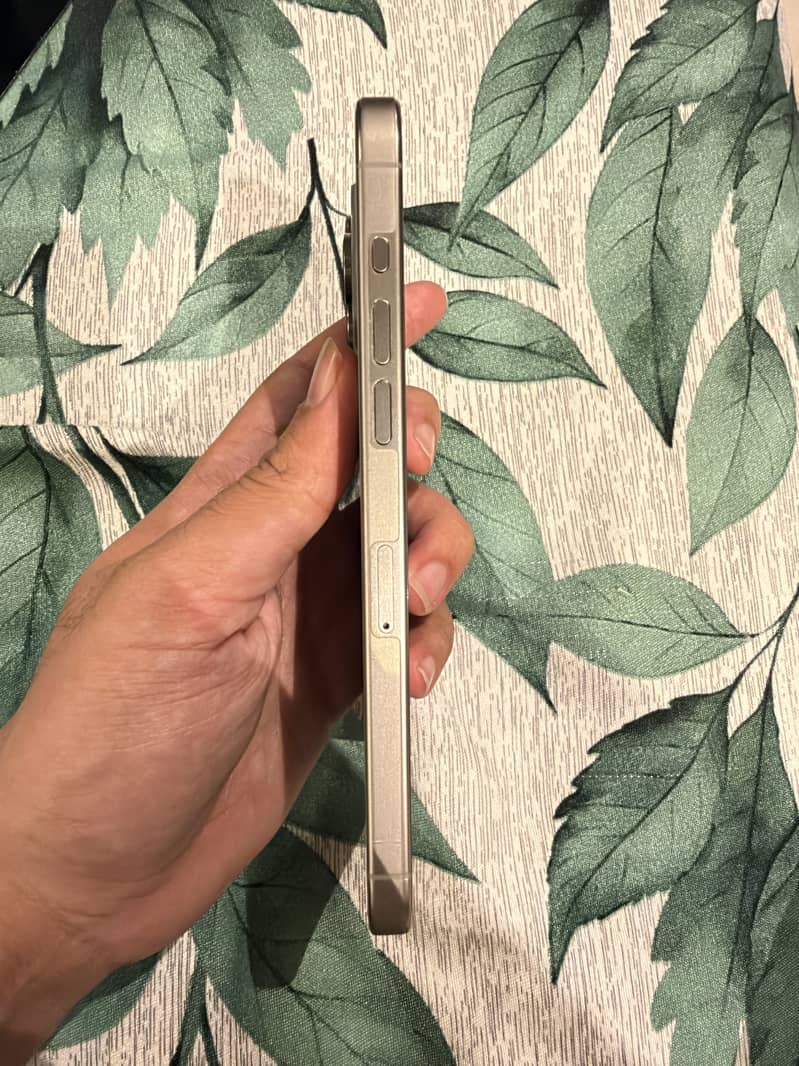 Apple iPhone 15 Pro Max 2