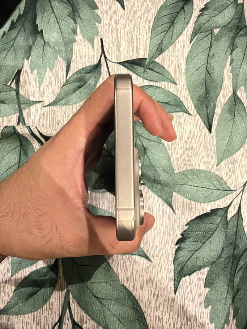 Apple iPhone 15 Pro Max 4
