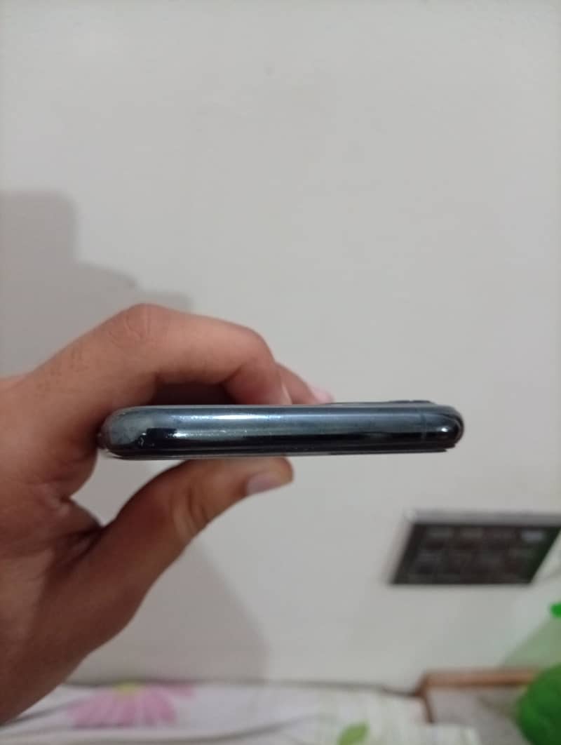 Apple iPhone 11 pro 4