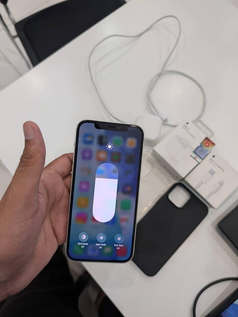 Apple iPhone 12 4
