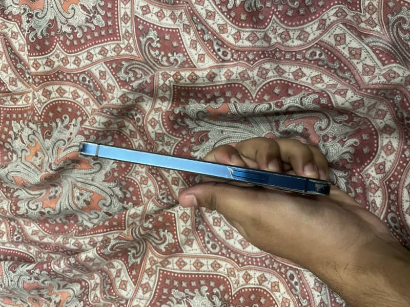 Apple iPhone 12 4